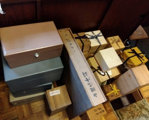 茶道具や掛け軸などの骨董品