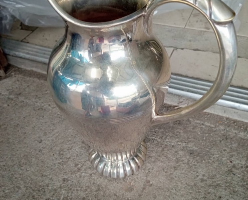 銀製のピッチャー