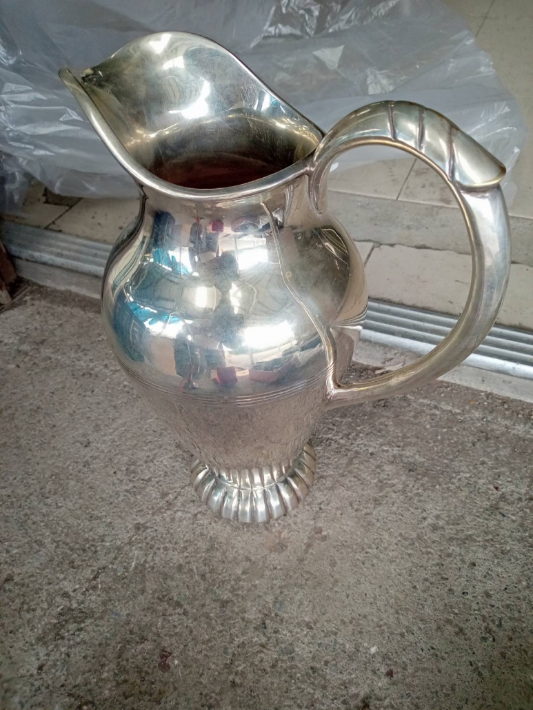 銀製のピッチャー