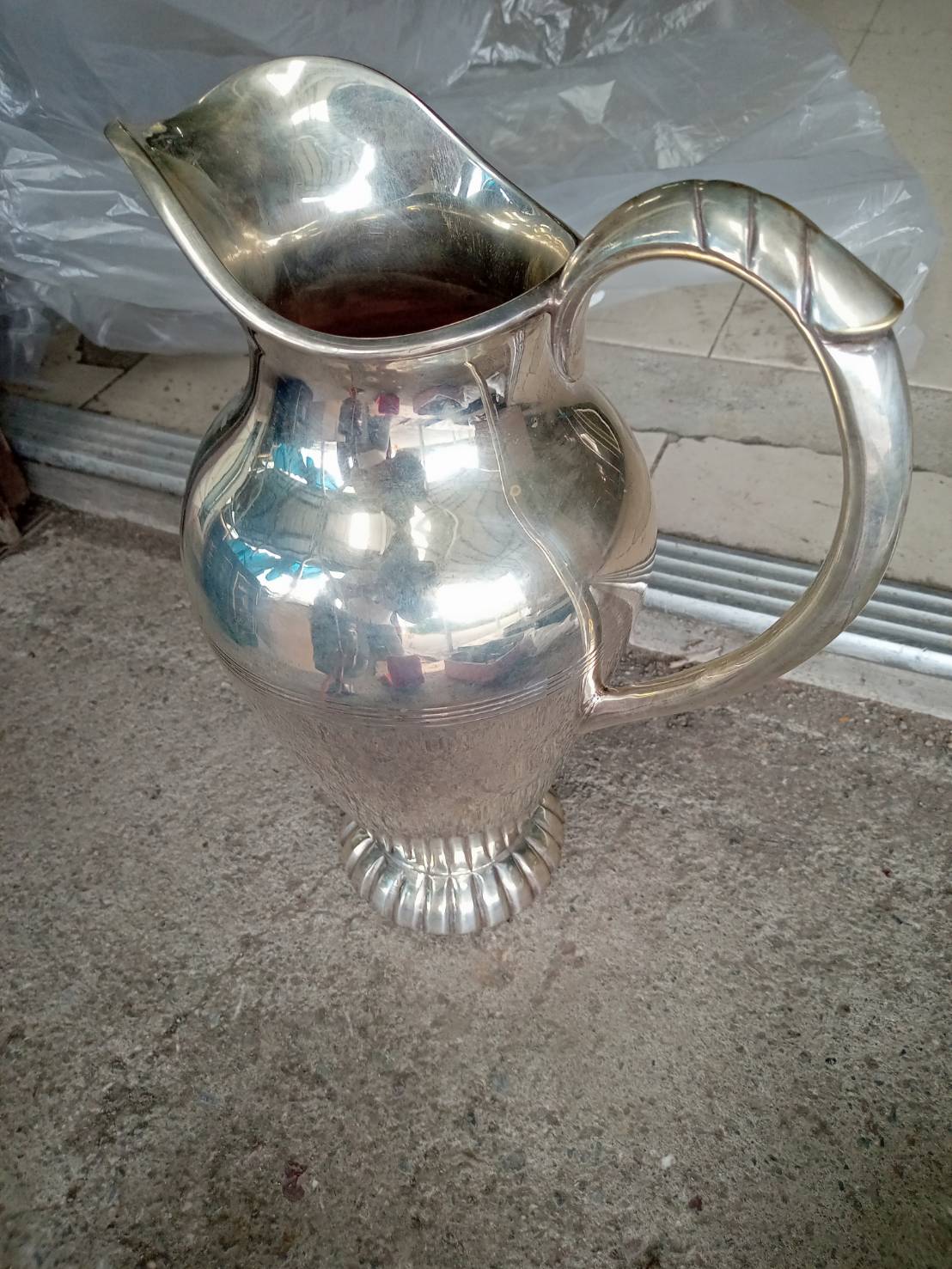 銀製のピッチャー
