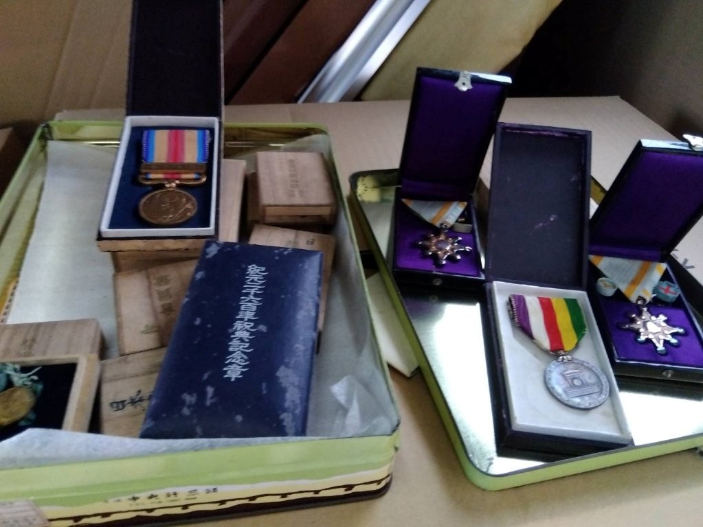 勲七等瑞宝章（瑞宝小綬章）、昭和・大正期の記念章数点、木箱入りの旧勲章・従軍記章など