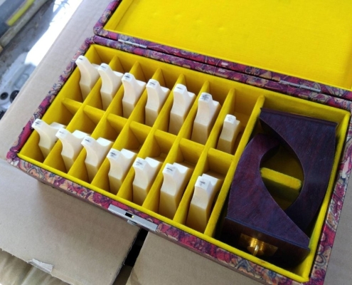 専用木箱に丁寧に収納された琴柱のセット|東京都目黒区の和楽器遺品整理にて出張買取