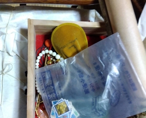 木箱に入った記念切手とアクセサリー類（ビーズのネックレス・ブローチなど）｜品川区北品川にて生前整理での出張買取品