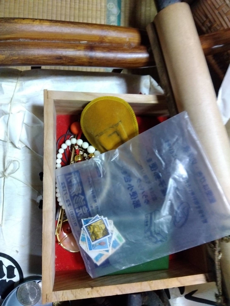 木箱に入った記念切手とアクセサリー類（ビーズのネックレス・ブローチなど）｜品川区北品川にて生前整理での出張買取品