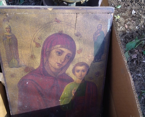 箱の中に丁寧に保管された東方正教会のイコン｜聖母マリアと幼子イエスが描かれた宗教画を東京都目黒区五本木にて生前整理中に発見