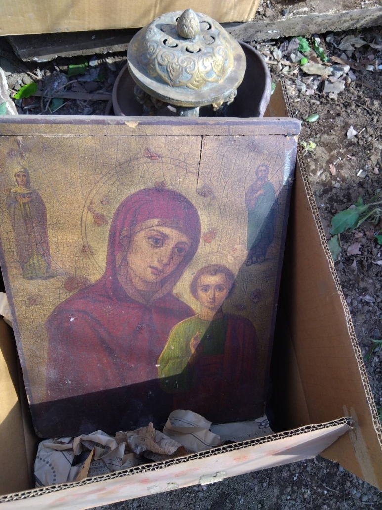 箱の中に丁寧に保管された東方正教会のイコン｜聖母マリアと幼子イエスが描かれた宗教画を東京都目黒区五本木にて生前整理中に発見