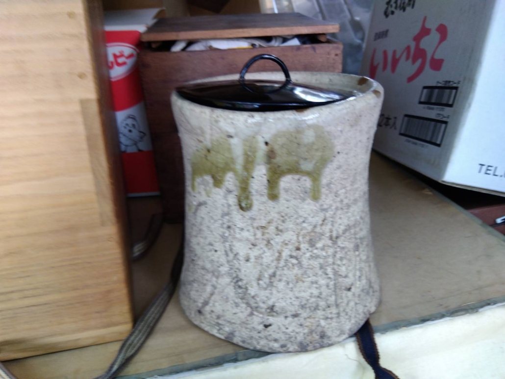 側面から見た瀬戸建水の全体像｜柔らかな胴張りと焼成の風合いが調和する味わい深い茶道具