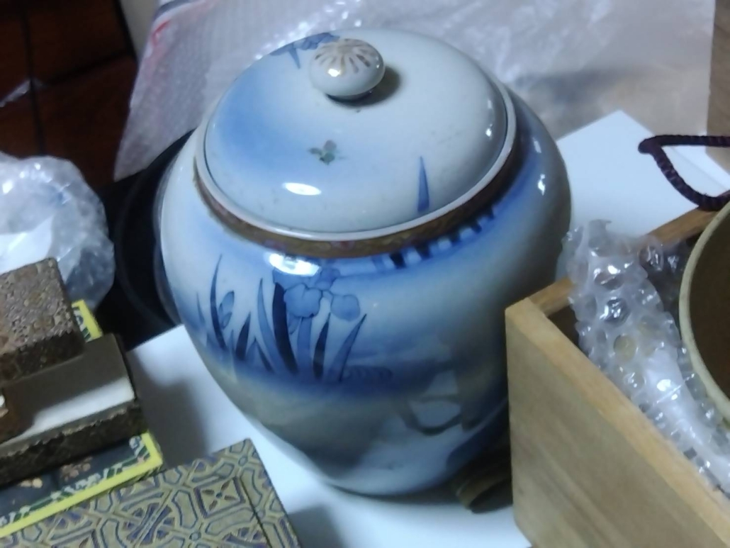 上品な藍色の花文様が描かれたオールド深川製磁の蓋付き壺｜リフォーム前の片付けで発見された磁器作品（東京都新宿区）