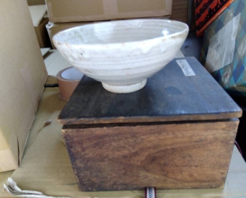 志野焼の茶碗|柔らかな白釉と轆轤目が美しい飯茶碗を側面から撮影