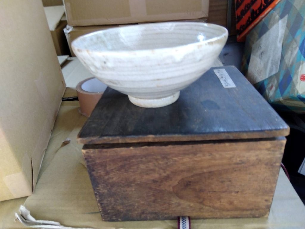 志野焼の茶碗｜柔らかな白釉と轆轤目が美しい飯茶碗を側面から撮影