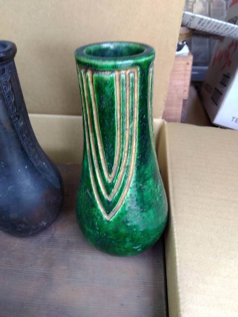 深い緑釉の楽花入を斜め上から撮影｜立体的な模様が印象的な陶製花器