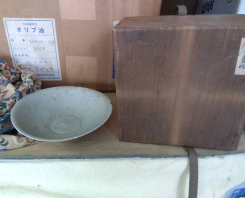 共箱とともに並べられた青磁の平茶碗|淡い青釉に花文様が浮かび上がる繊細な意匠