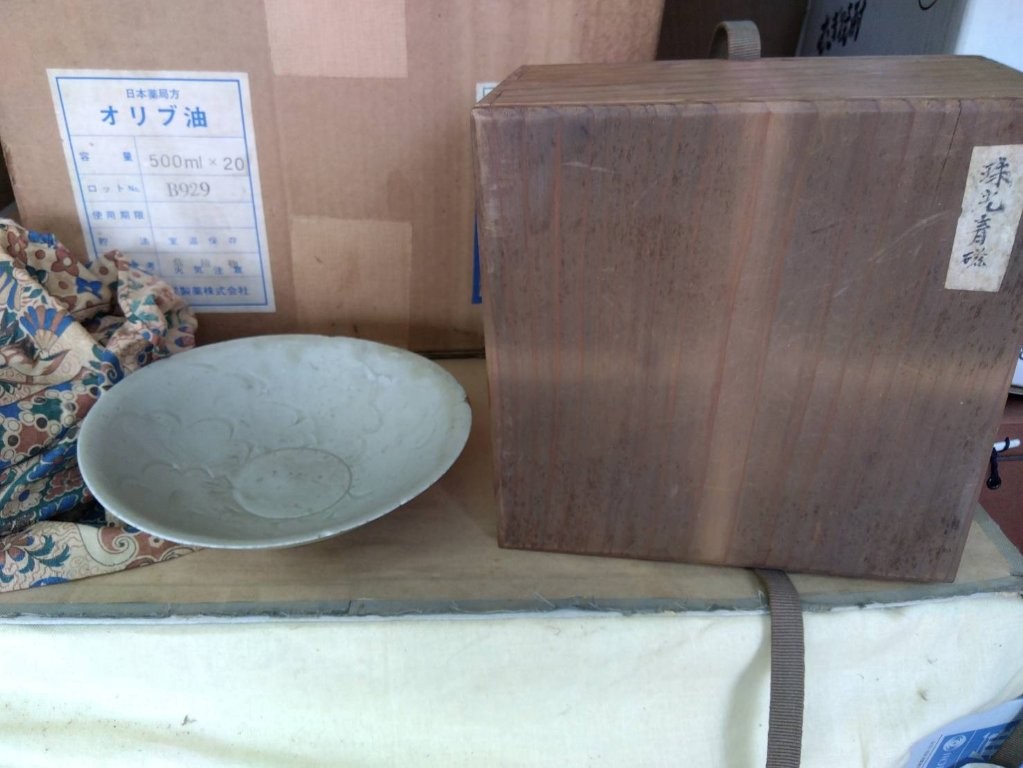 共箱とともに並べられた青磁の平茶碗｜淡い青釉に花文様が浮かび上がる繊細な意匠