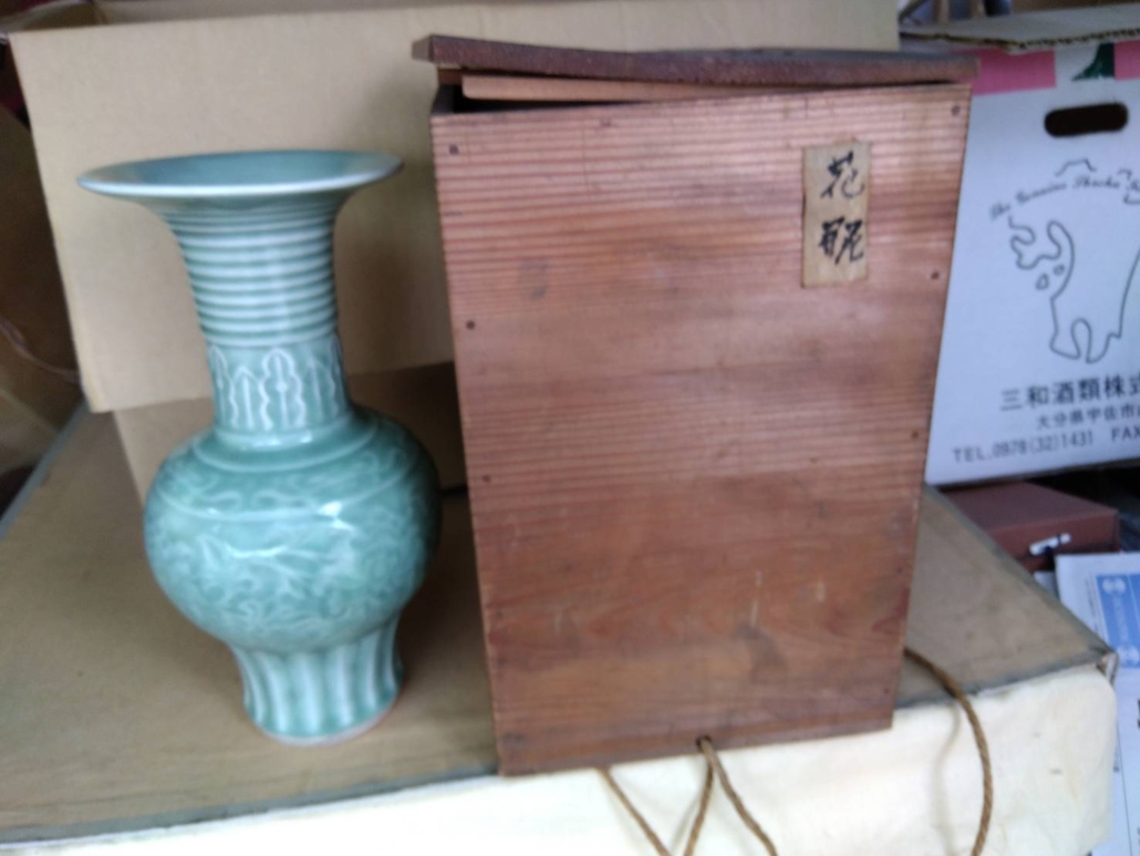 共箱と並べて置かれた青磁花入｜葛飾区亀有の空き家整理中に見つかった逸品