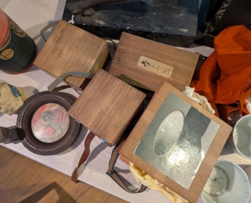 杉並区方南町の空き家整理で発見された茶道具一式｜共箱・共布付きで保管された茶碗や香合を丁寧に査定」
