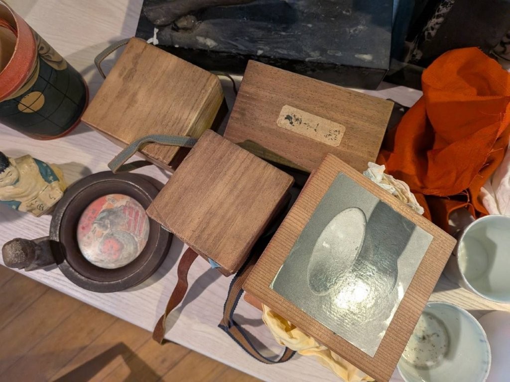 杉並区方南町の空き家整理で発見された茶道具一式｜共箱・共布付きで保管された茶碗や香合を丁寧に査定」