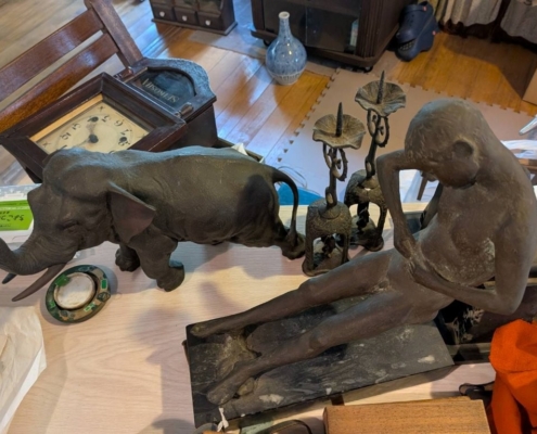 象と横たわる人物をモチーフにしたブロンズ製置物｜東京都杉並区久我山にて骨董品出張査定・買取事例