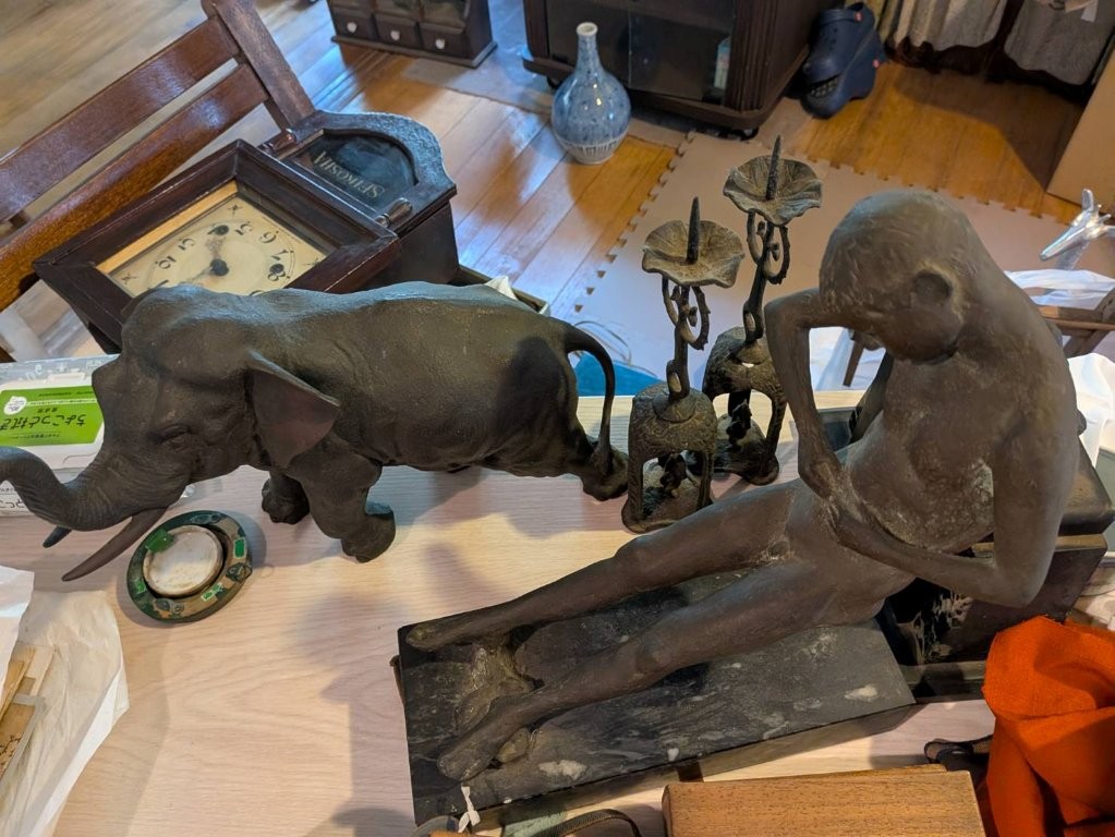 象と横たわる人物をモチーフにしたブロンズ製置物｜東京都杉並区久我山にて骨董品出張査定・買取事例