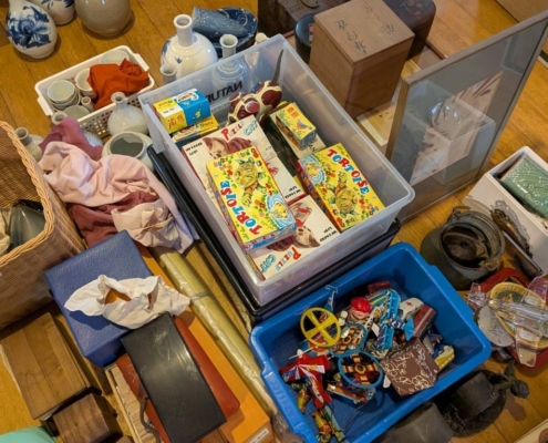 昭和レトロなブリキのオモチャを描いたイラスト｜飛行機・車・船・カメのゼンマイ玩具を表現