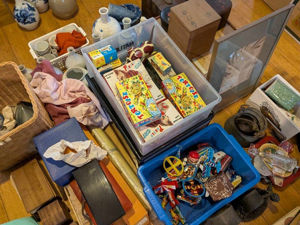 昭和レトロなブリキのオモチャを描いたイラスト｜飛行機・車・船・カメのゼンマイ玩具を表現