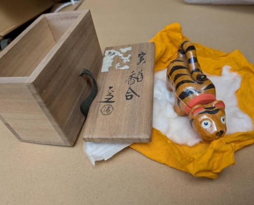 共箱と黄色布に守られた虎の香合を配置した茶道具一式｜遺品整理で見つかった骨董品の参考画像