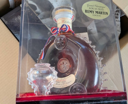 杉並区和田のご実家整理中に見つかったレミーマルタン ルイ13世 バカラボトル。アクリルケース入りで保存されていた高級コニャックを正面から撮影。