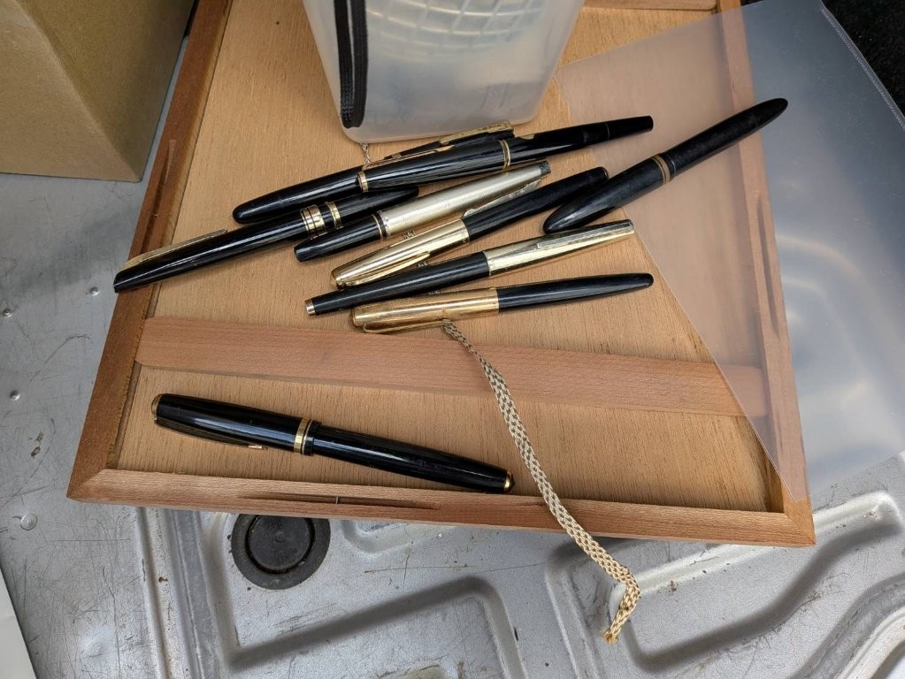 国産ヴィンテージ万年筆（パイロット・セーラー・プラチナなど）をモチーフにしたアートイメージ｜文具骨董の文化的価値と査定の象徴