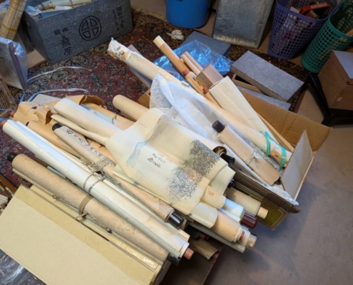 山水図の掛軸やシミの浮いた表具、風化した竹軸など、戦前〜昭和期の掛軸に見られる特徴を再現したイメージイラスト。