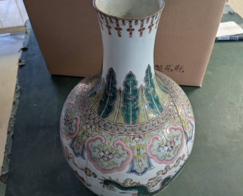 中国古陶磁・五彩壺の全体観察写真、首部から胴部にかけての絵付けと形状バランスを確認