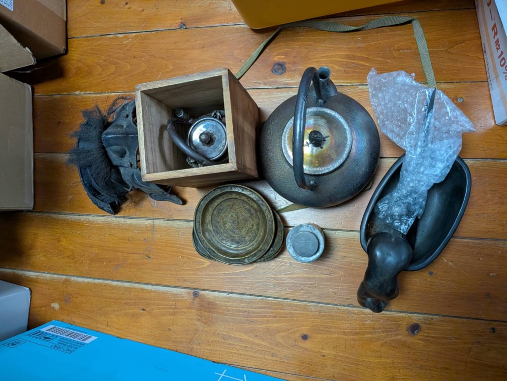 実家の建て替え前の片付け中に見つかった古鉄瓶と古道具一式を床に並べて撮影した出張買取時の記録写真