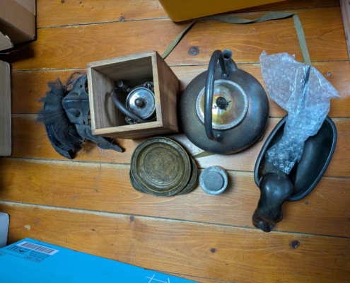 実家の建て替え前の片付け中に見つかった古鉄瓶と古道具一式を床に並べて撮影した出張買取時の記録写真