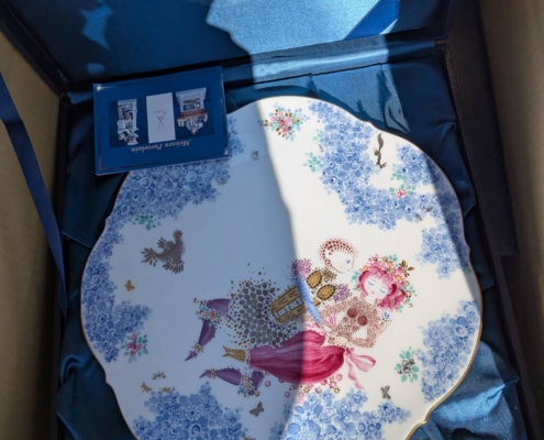 ご実家の建て替えに伴う片付けで見つかったマイセンの飾り皿を、専用ケースに収めたまま確認する出張査定時の様子