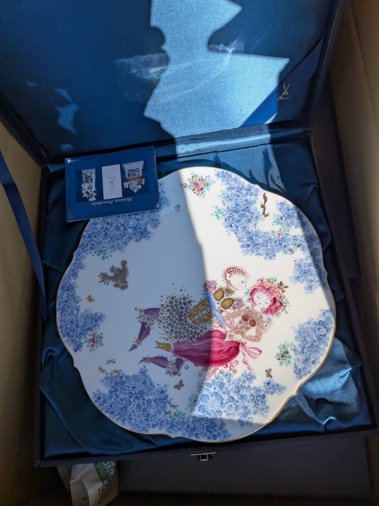 ご実家の建て替えに伴う片付けで見つかったマイセンの飾り皿を、専用ケースに収めたまま確認する出張査定時の様子