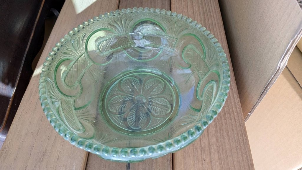 東京都板橋区】実家売却に伴う遺品整理で見つかった緑色ガラス小鉢