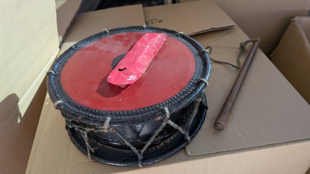 赤い皮面の小型和太鼓(鼓・太鼓類)と撥が並ぶ全体写真(締め紐が見える)