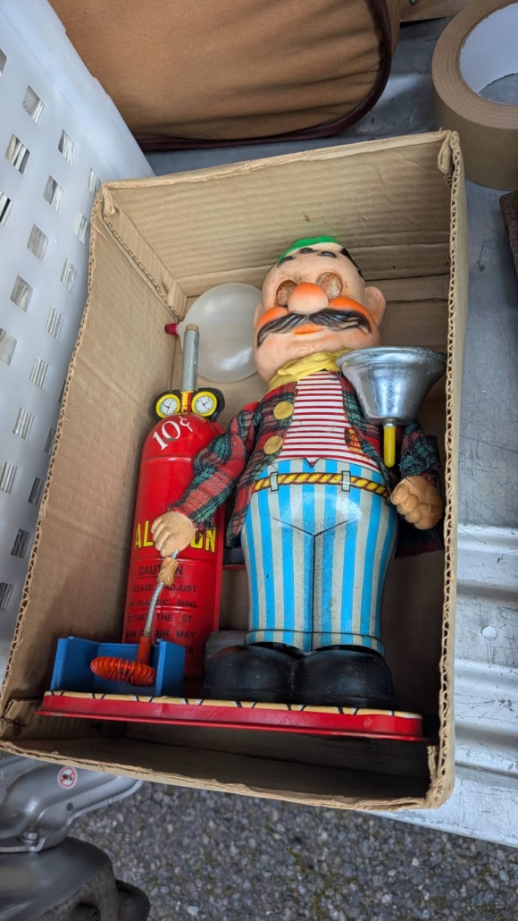 段ボール内に収まった昭和ブリキ玩具の消防士人形と消火器ギミックの全体（箱なし）