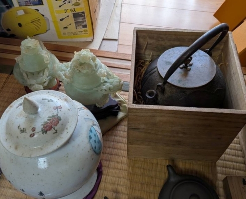 東京都江戸川区宇喜田町で解体前の実家片付け中に見つかった鉄瓶、中国磁器、玉石彫刻、急須など骨董品一式の全体写真