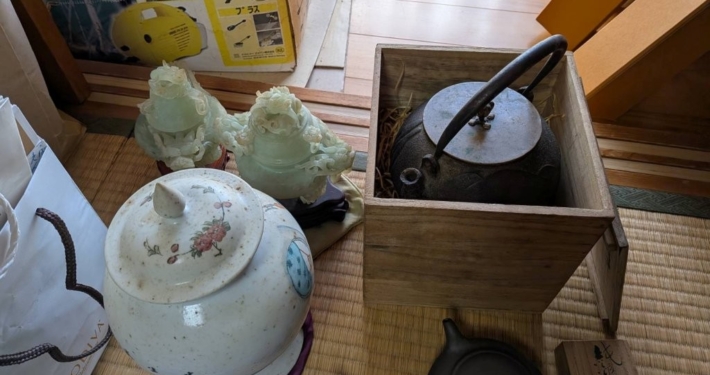 東京都江戸川区宇喜田町で解体前の実家片付け中に見つかった鉄瓶、中国磁器、玉石彫刻、急須など骨董品一式の全体写真