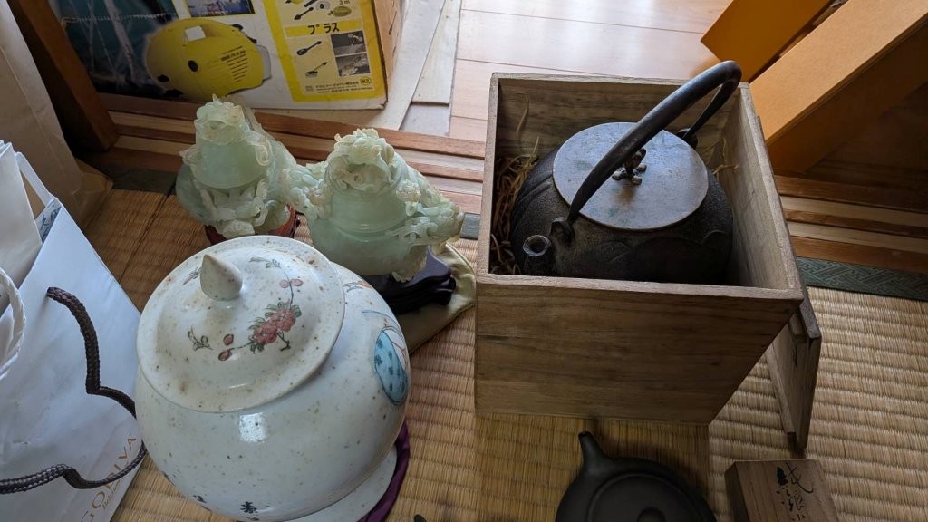 東京都江戸川区宇喜田町で解体前の実家片付け中に見つかった鉄瓶、中国磁器、玉石彫刻、急須など骨董品一式の全体写真