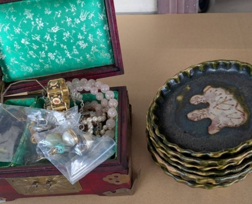 東京都世田谷区西玉堤で実家整理中に見つかったアクセサリーボックスと織部小皿の買取事例全体写真