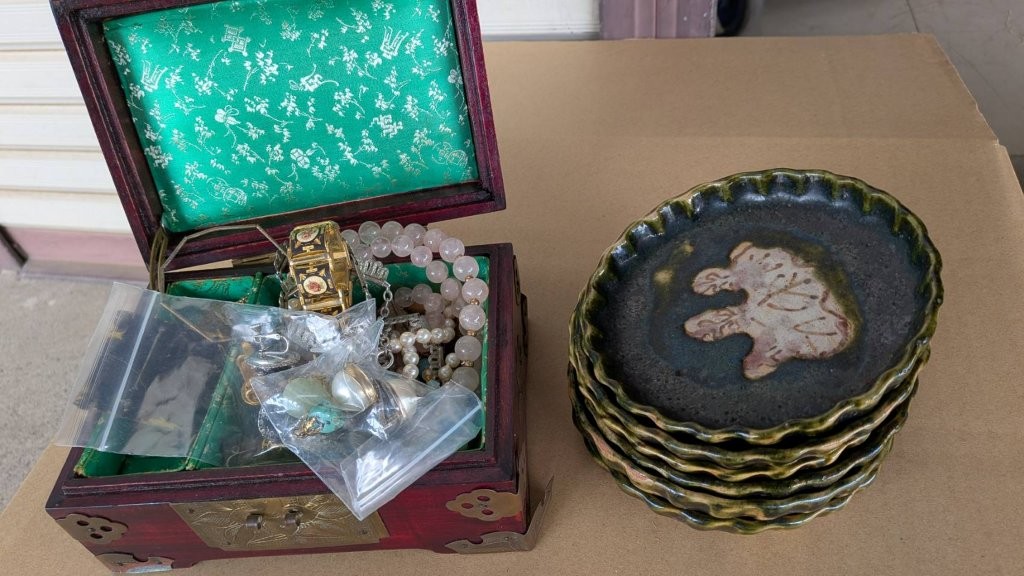 東京都世田谷区西玉堤で実家整理中に見つかったアクセサリーボックスと織部小皿の買取事例全体写真