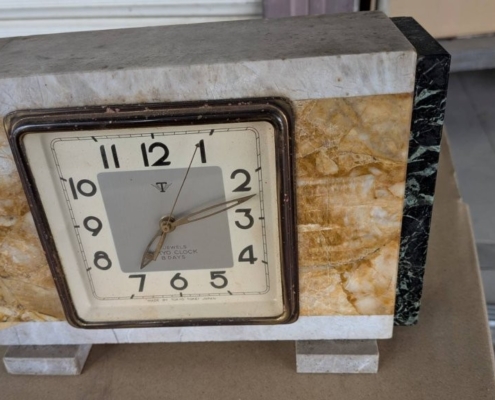 大理石製機械式置時計の文字盤状態と側面デザインを確認した東京都世田谷区の買取事例写真