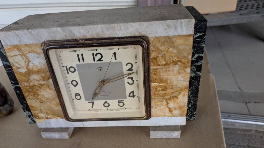 大理石製機械式置時計の文字盤状態と側面デザインを確認した東京都世田谷区の買取事例写真